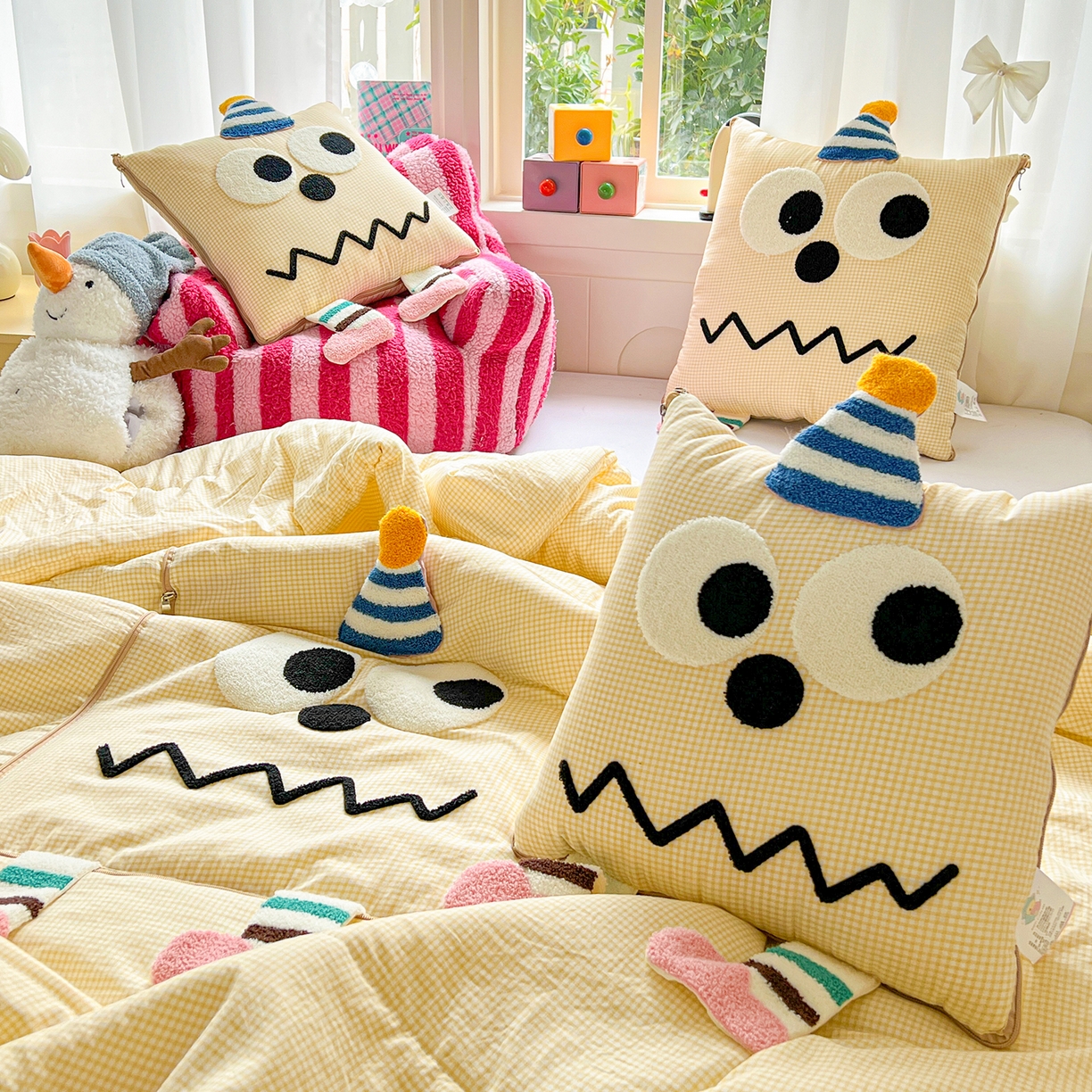 91家纺网 家纺一手货源 找家纺 古本家居 2026新款四季款水洗哈吉米抱枕被 四季立体哈吉米黄格