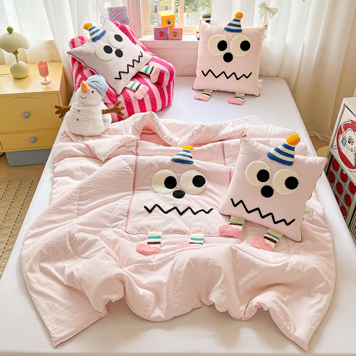 91家纺网 家纺一手货源 找家纺 古本家居 2026新款四季款水洗哈吉米抱枕被 四季立体哈吉米粉格