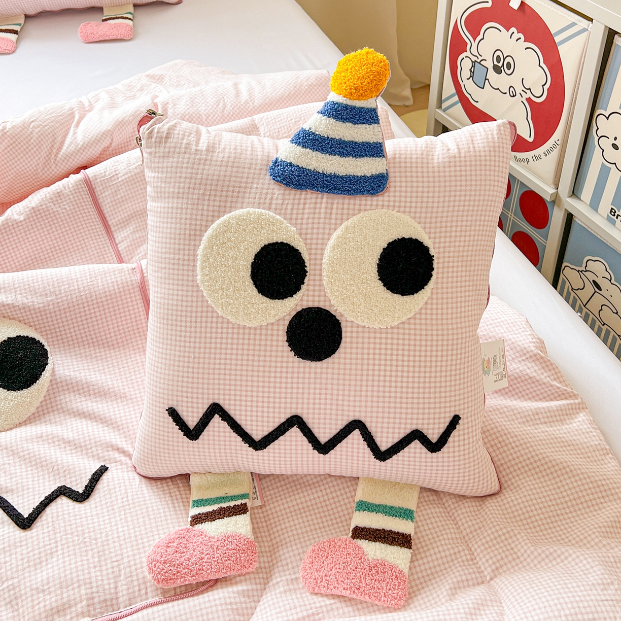 91家纺网 家纺一手货源 找家纺 古本家居 2026新款四季款水洗哈吉米抱枕被 四季立体哈吉米粉格