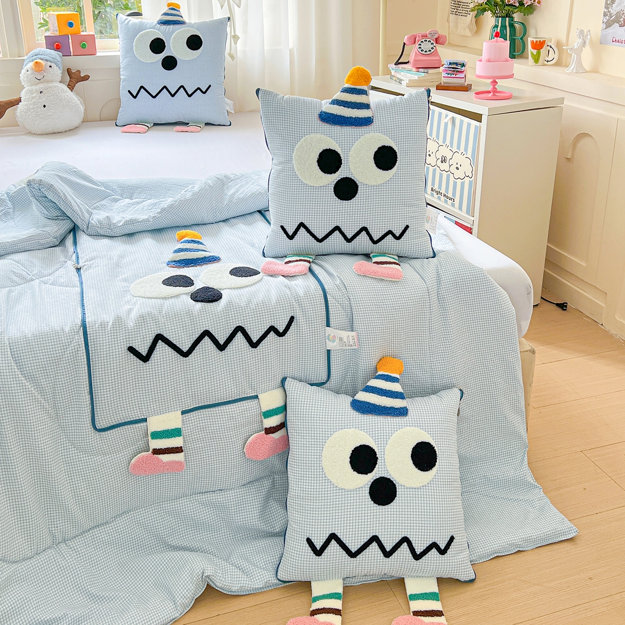 91家纺网 家纺一手货源 找家纺 古本家居 2026新款四季款水洗哈吉米抱枕被 四季立体哈吉米蓝格