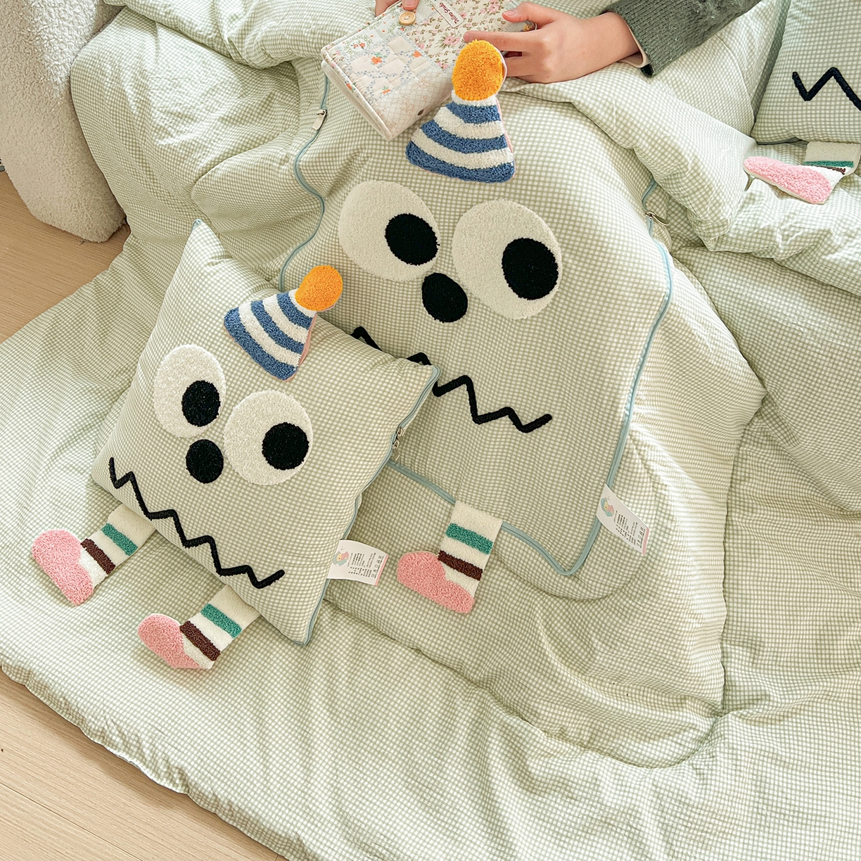 91家纺网 家纺一手货源 找家纺 古本家居 2026新款四季款水洗哈吉米抱枕被 四季立体哈吉米绿格