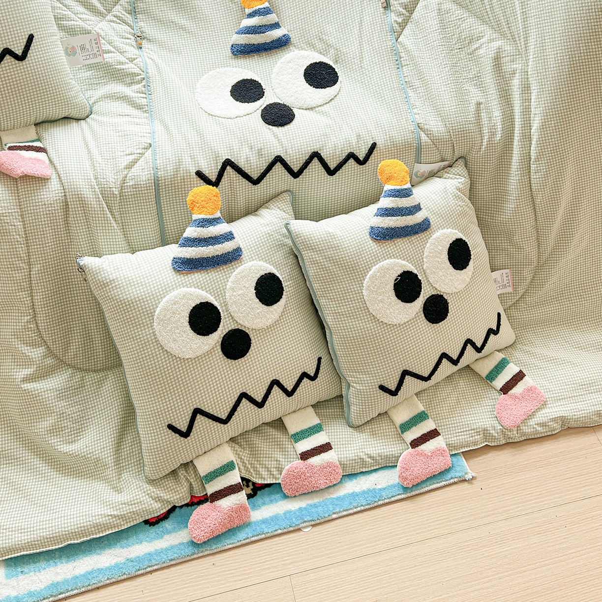 91家纺网 家纺一手货源 找家纺 古本家居 2026新款四季款水洗哈吉米抱枕被 四季立体哈吉米绿格