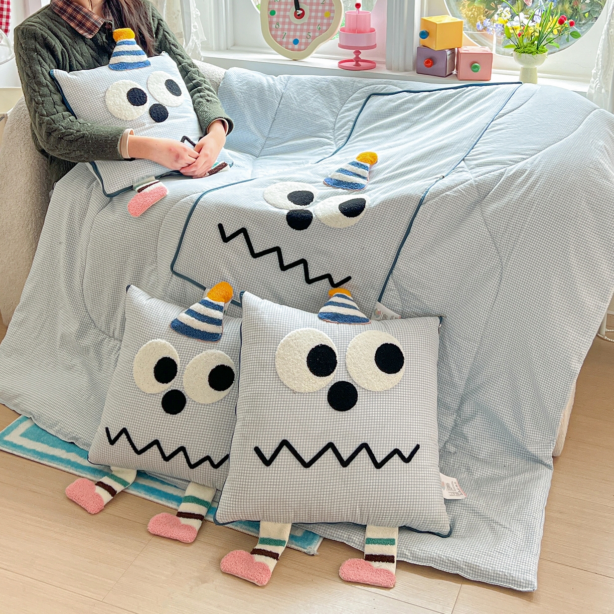 91家纺网 家纺一手货源 找家纺 古本家居 2026新款四季款水洗哈吉米抱枕被 四季立体哈吉米蓝格