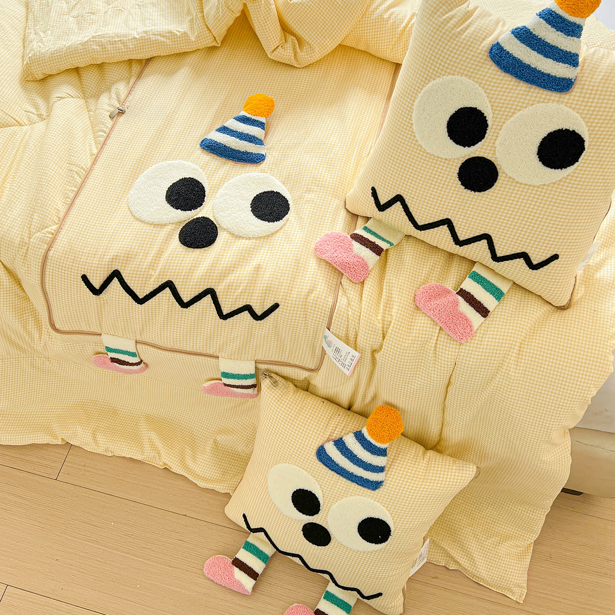 91家纺网 家纺一手货源 找家纺 古本家居 2026新款四季款水洗哈吉米抱枕被 四季立体哈吉米黄格