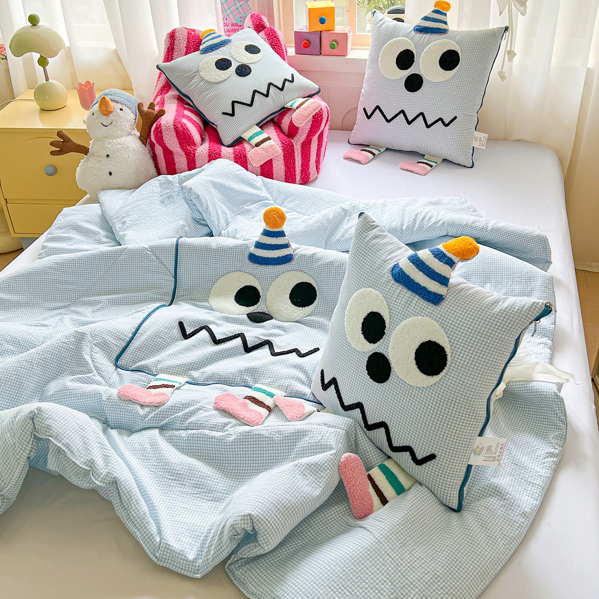 91家纺网 家纺一手货源 找家纺 古本家居 2026新款四季款水洗哈吉米抱枕被 四季立体哈吉米蓝格