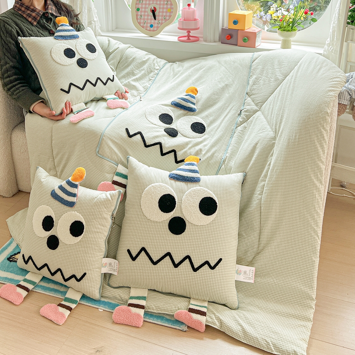 91家纺网 家纺一手货源 找家纺 古本家居 2026新款四季款水洗哈吉米抱枕被 四季立体哈吉米绿格