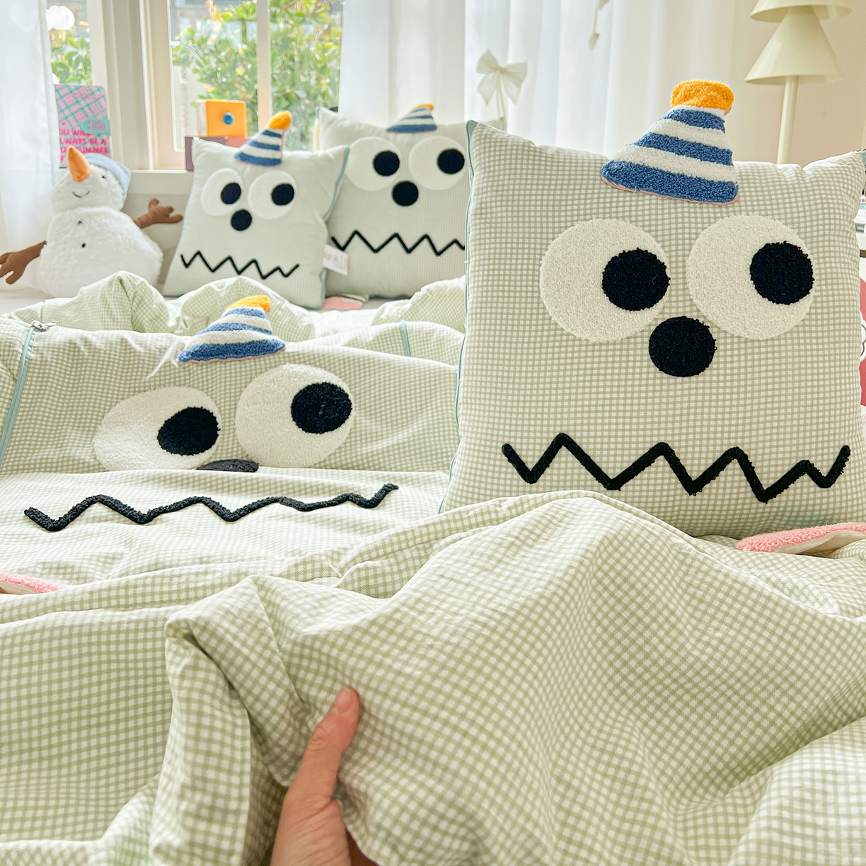 91家纺网 家纺一手货源 找家纺 古本家居 2026新款四季款水洗哈吉米抱枕被 四季立体哈吉米绿格