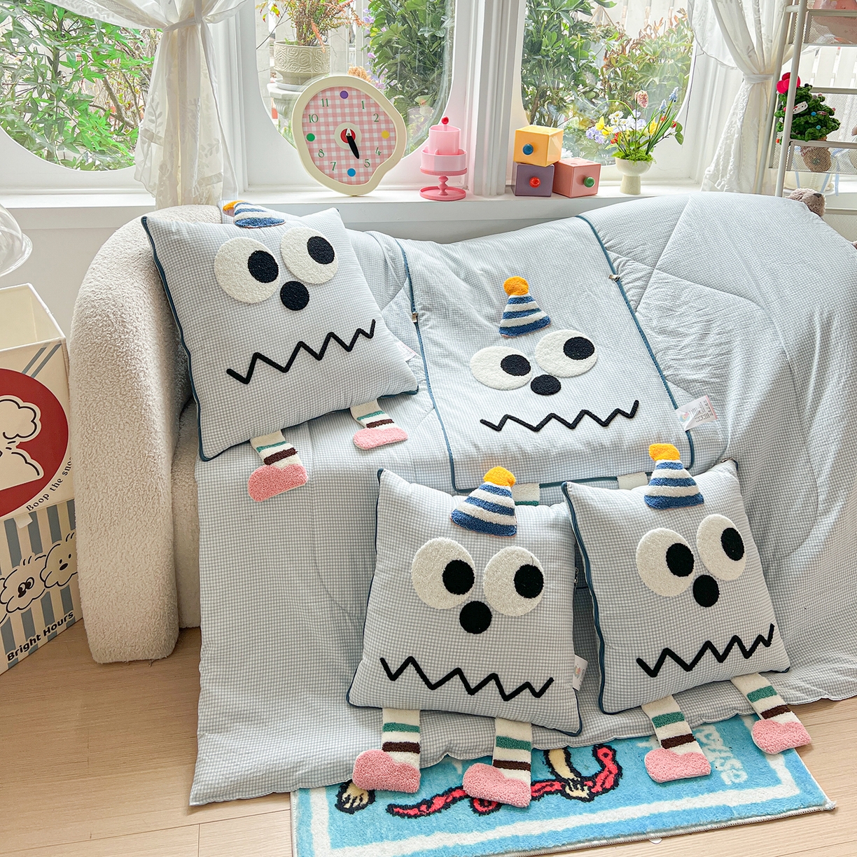 91家纺网 家纺一手货源 找家纺 古本家居 2026新款四季款水洗哈吉米抱枕被 四季立体哈吉米蓝格