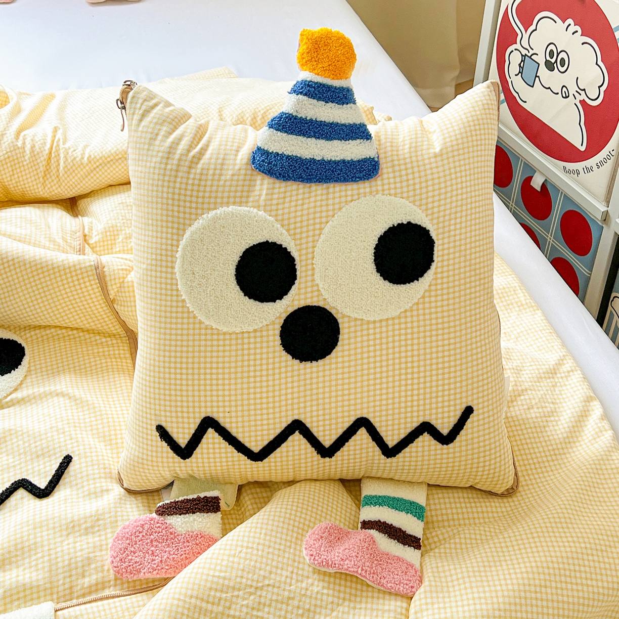 91家纺网 家纺一手货源 找家纺 古本家居 2026新款四季款水洗哈吉米抱枕被 四季立体哈吉米黄格