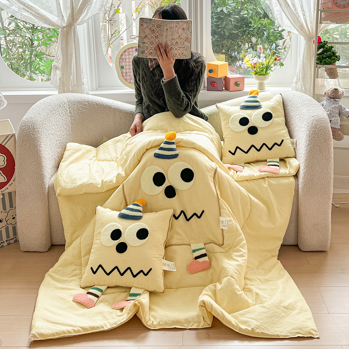 91家纺网 家纺一手货源 找家纺 古本家居 2026新款四季款水洗哈吉米抱枕被 四季立体哈吉米黄格