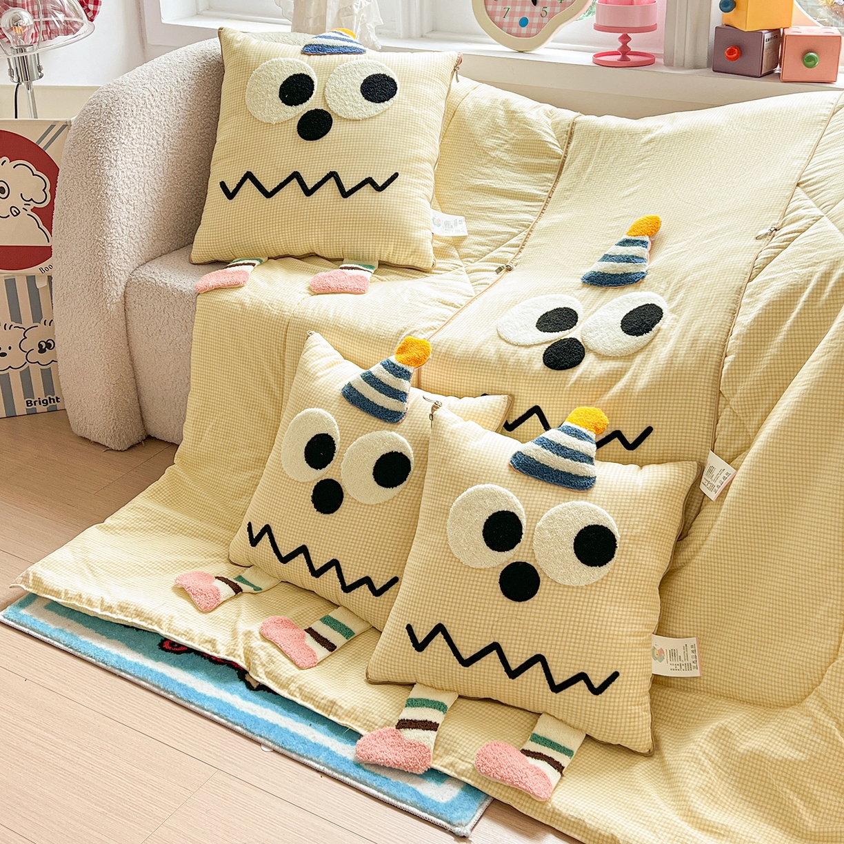 91家纺网 家纺一手货源 找家纺 古本家居 2026新款四季款水洗哈吉米抱枕被 四季立体哈吉米黄格