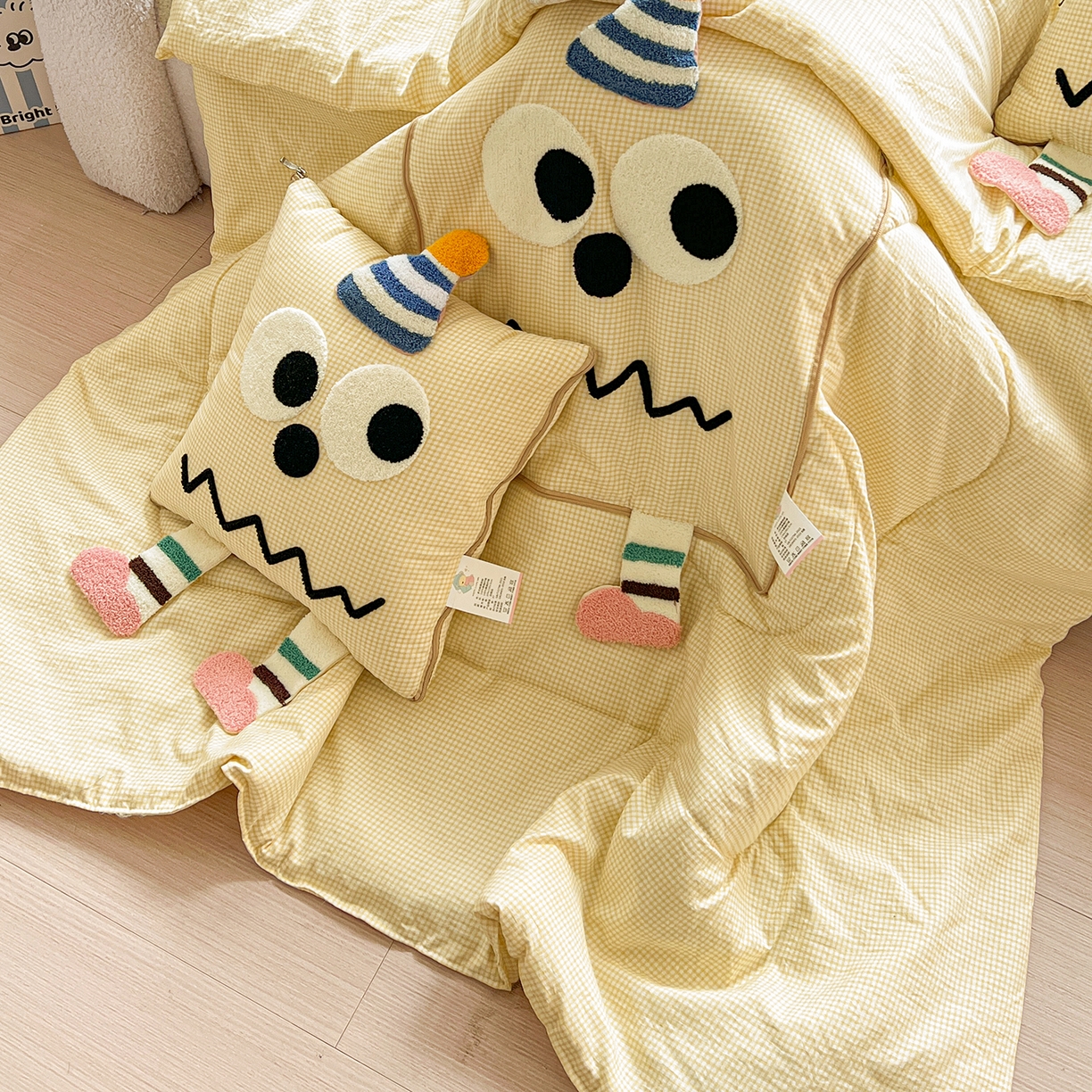 91家纺网 家纺一手货源 找家纺 古本家居 2026新款四季款水洗哈吉米抱枕被 四季立体哈吉米黄格