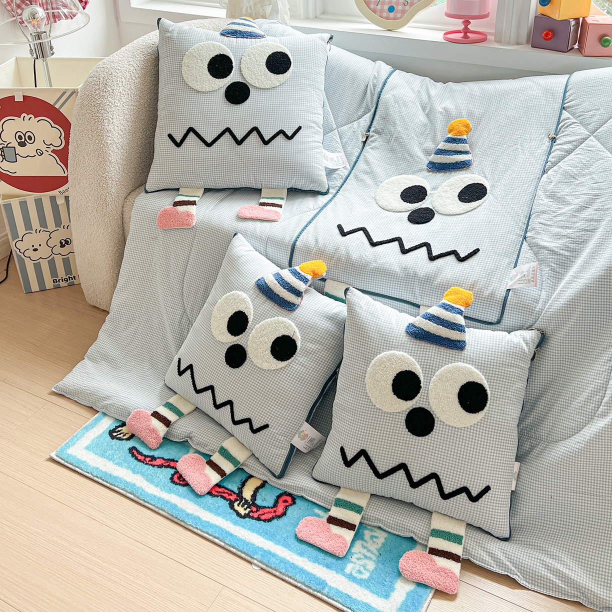 91家纺网 家纺一手货源 找家纺 古本家居 2026新款四季款水洗哈吉米抱枕被 四季立体哈吉米蓝格