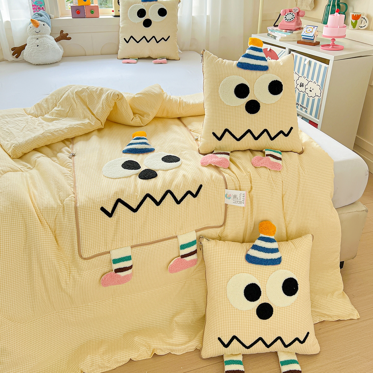 91家纺网 家纺一手货源 找家纺 古本家居 2026新款四季款水洗哈吉米抱枕被 四季立体哈吉米黄格