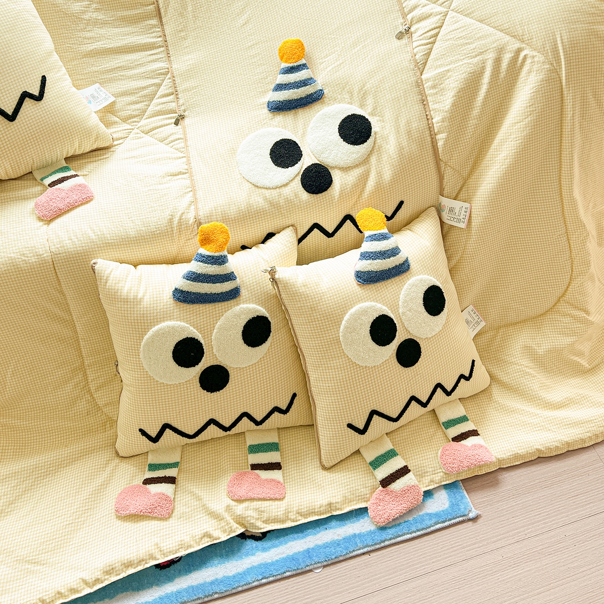 91家纺网 家纺一手货源 找家纺 古本家居 2026新款四季款水洗哈吉米抱枕被 四季立体哈吉米黄格