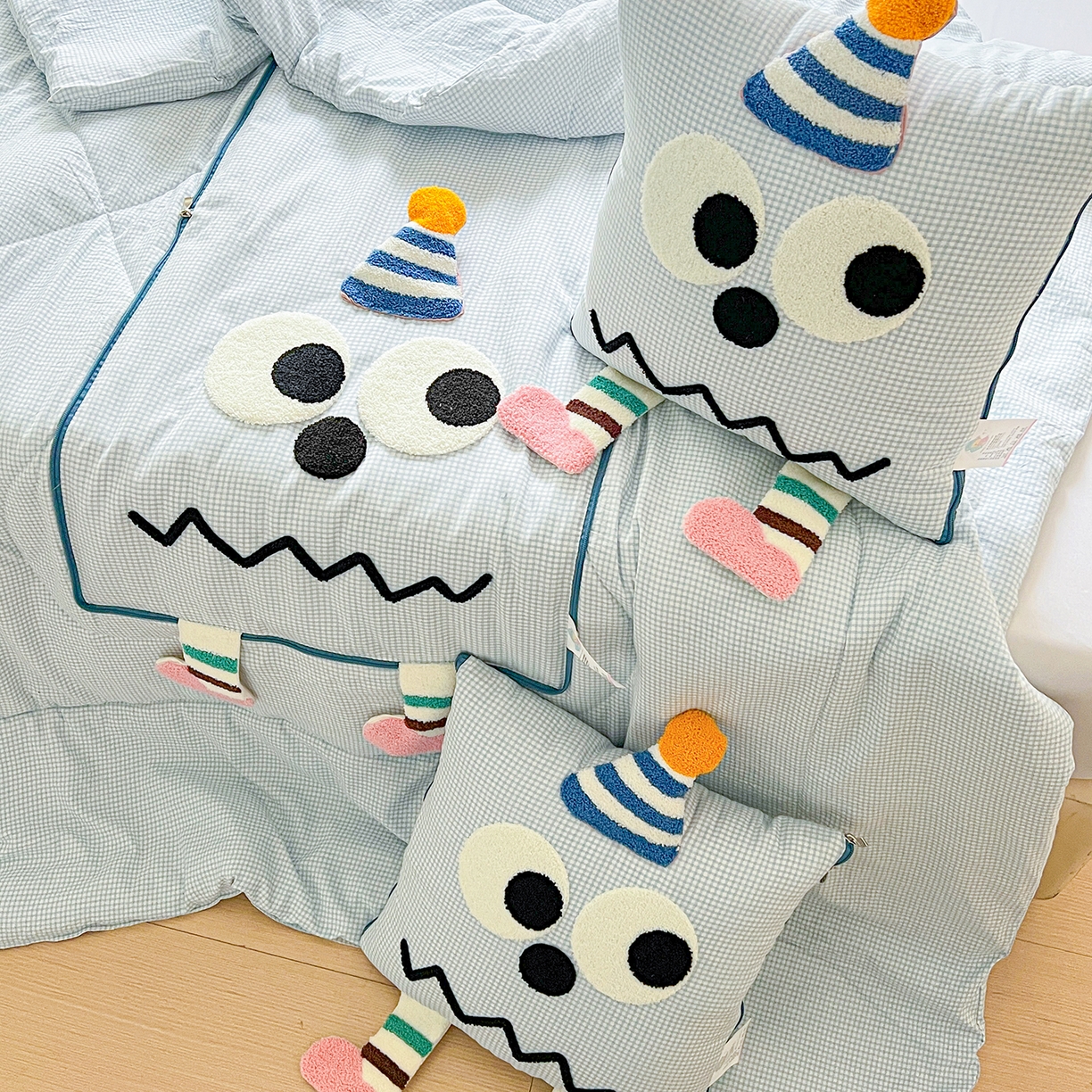 91家纺网 家纺一手货源 找家纺 古本家居 2026新款四季款水洗哈吉米抱枕被 四季立体哈吉米蓝格