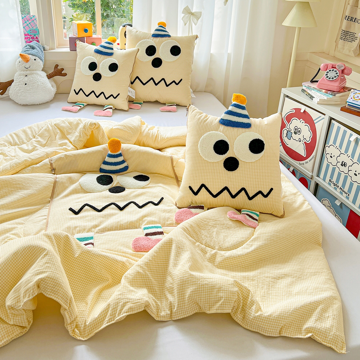 91家纺网 家纺一手货源 找家纺 古本家居 2026新款四季款水洗哈吉米抱枕被 四季立体哈吉米黄格