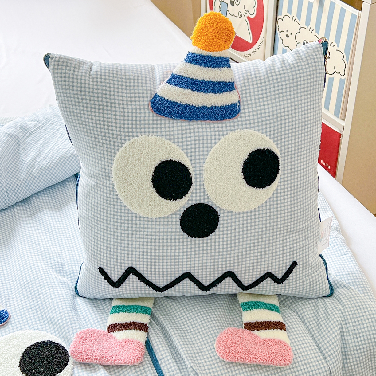 91家纺网 家纺一手货源 找家纺 古本家居 2026新款四季款水洗哈吉米抱枕被 四季立体哈吉米蓝格