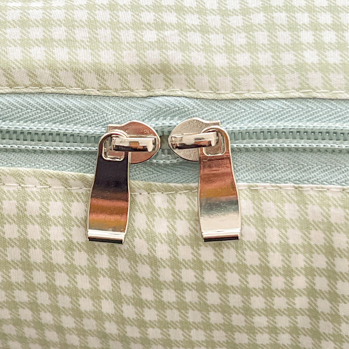 91家纺网 家纺一手货源 找家纺 古本家居 2026新款四季款水洗哈吉米抱枕被 四季立体哈吉米绿格