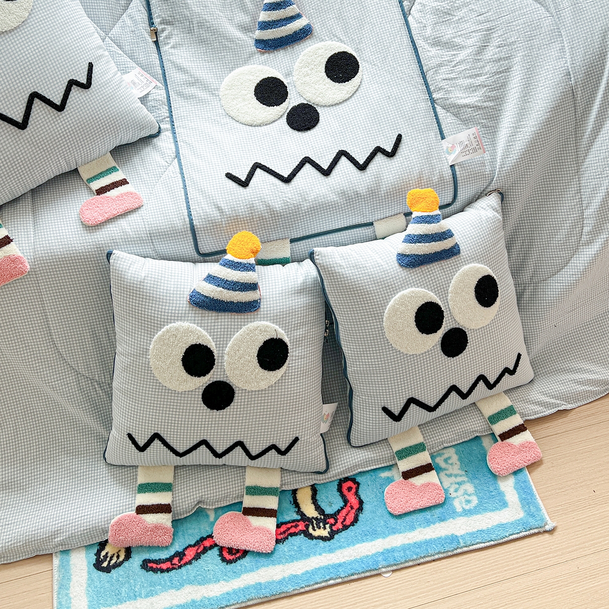 91家纺网 家纺一手货源 找家纺 古本家居 2026新款四季款水洗哈吉米抱枕被 四季立体哈吉米蓝格