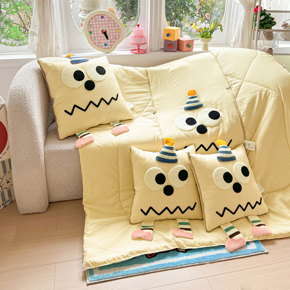 91家纺网 家纺一手货源 找家纺 古本家居 2026新款四季款水洗哈吉米抱枕被 四季立体哈吉米黄格