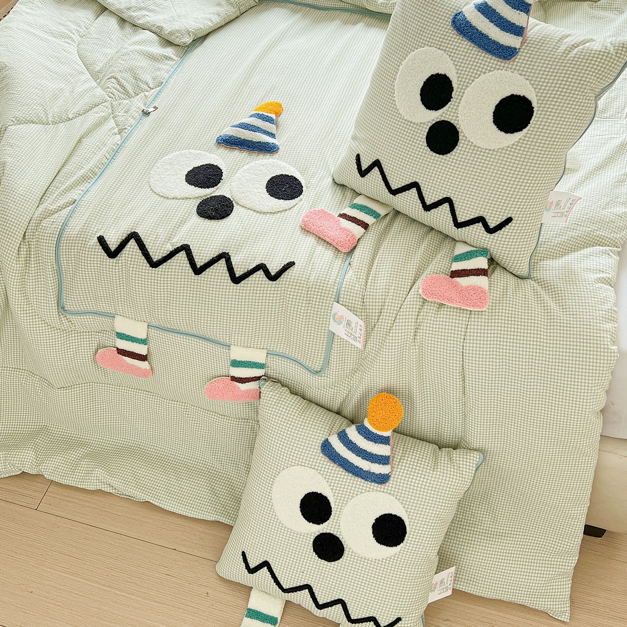 91家纺网 家纺一手货源 找家纺 古本家居 2026新款四季款水洗哈吉米抱枕被 四季立体哈吉米绿格