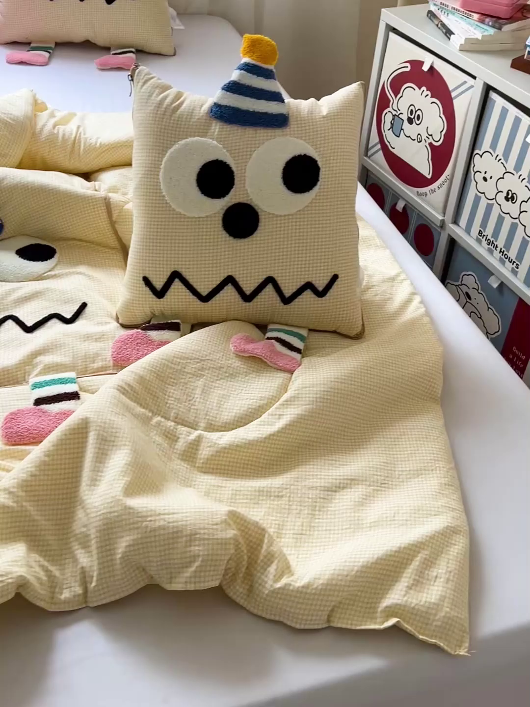 91家纺网 家纺一手货源 找家纺 古本家居 2026新款四季款水洗哈吉米抱枕被 四季立体哈吉米黄格