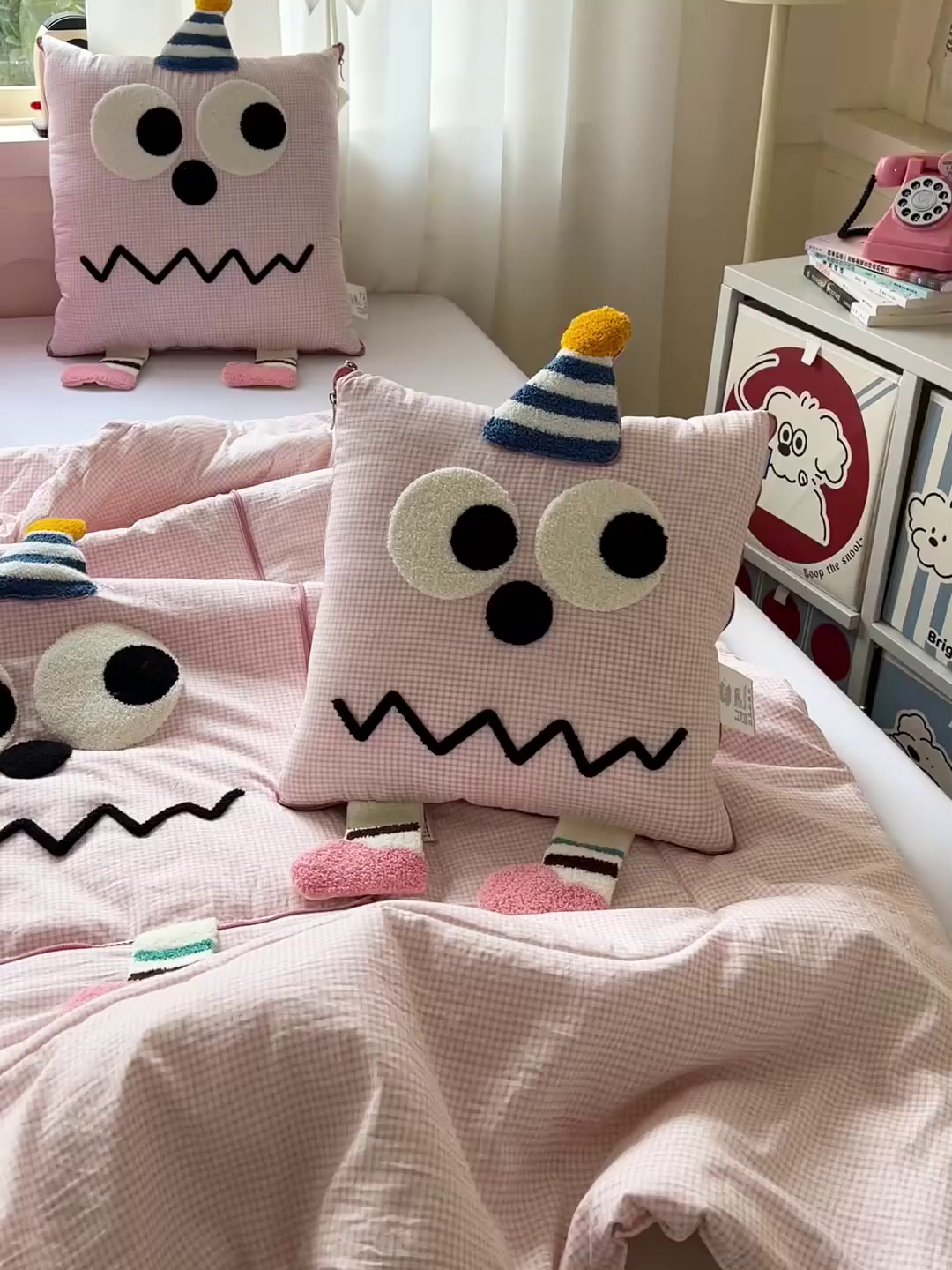 91家纺网 家纺一手货源 找家纺 古本家居 2026新款四季款水洗哈吉米抱枕被 四季立体哈吉米粉格