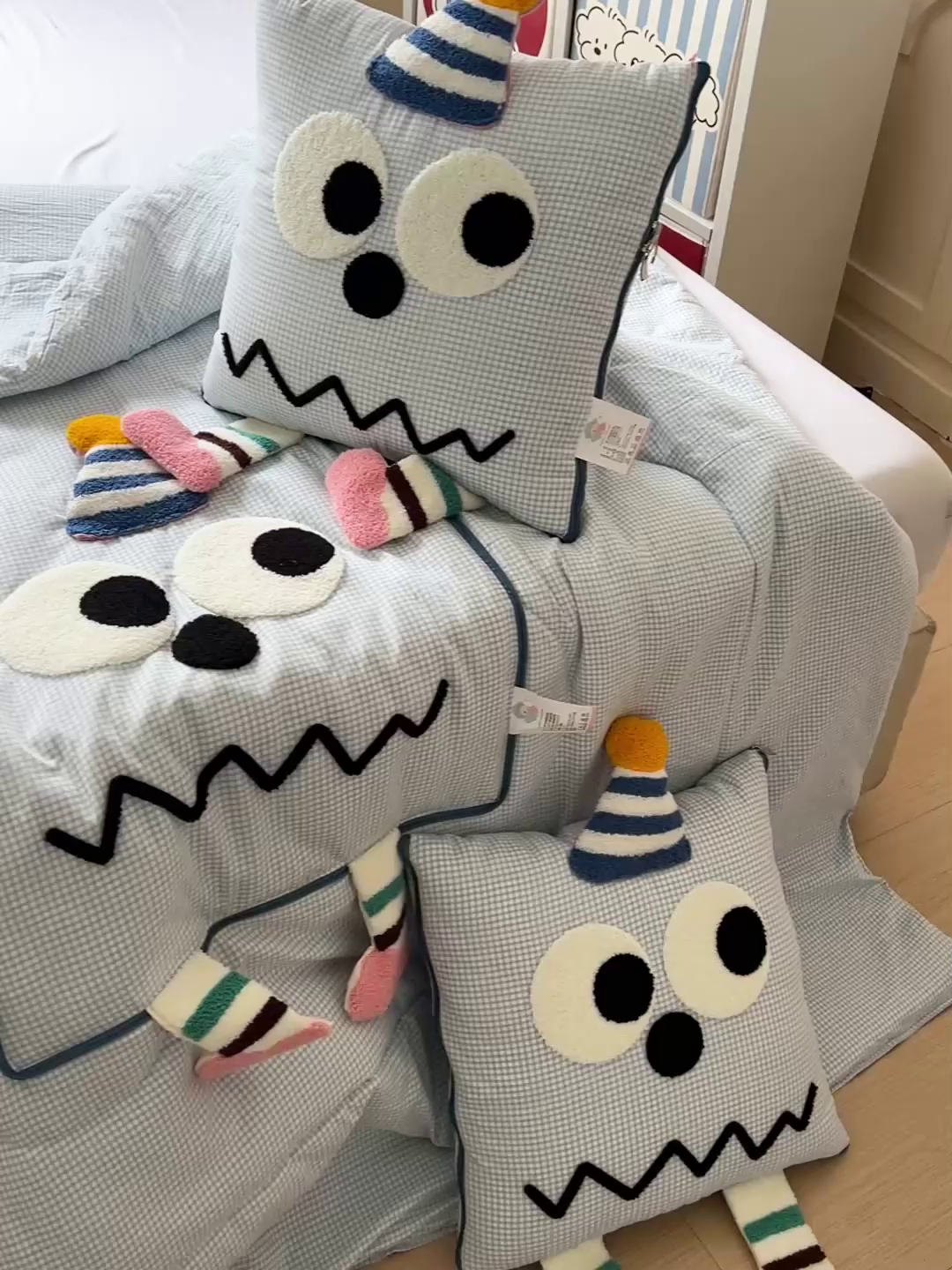 91家纺网 家纺一手货源 找家纺 古本家居 2026新款四季款水洗哈吉米抱枕被 四季立体哈吉米蓝格