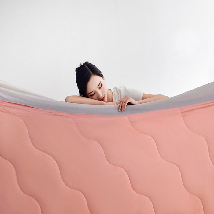 91家纺网 家纺一手货源 找家纺 沐晴家纺 2026新款A类氨纶凉感丝双拼纯色空调被大豆夏被 樱花粉灰