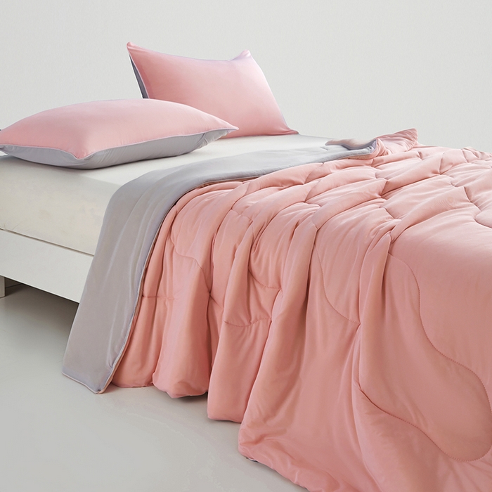 91家纺网 家纺一手货源 找家纺 沐晴家纺 2026新款A类氨纶凉感丝双拼纯色空调被大豆夏被 樱花粉灰