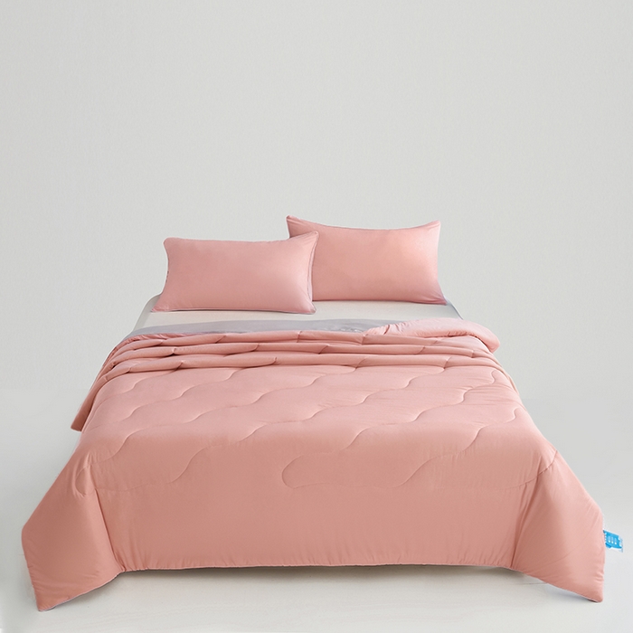 91家纺网 家纺一手货源 找家纺 沐晴家纺 2026新款A类氨纶凉感丝双拼纯色空调被大豆夏被 樱花粉灰