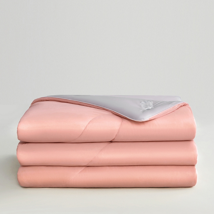 91家纺网 家纺一手货源 找家纺 沐晴家纺 2026新款A类氨纶凉感丝双拼纯色空调被大豆夏被 樱花粉灰