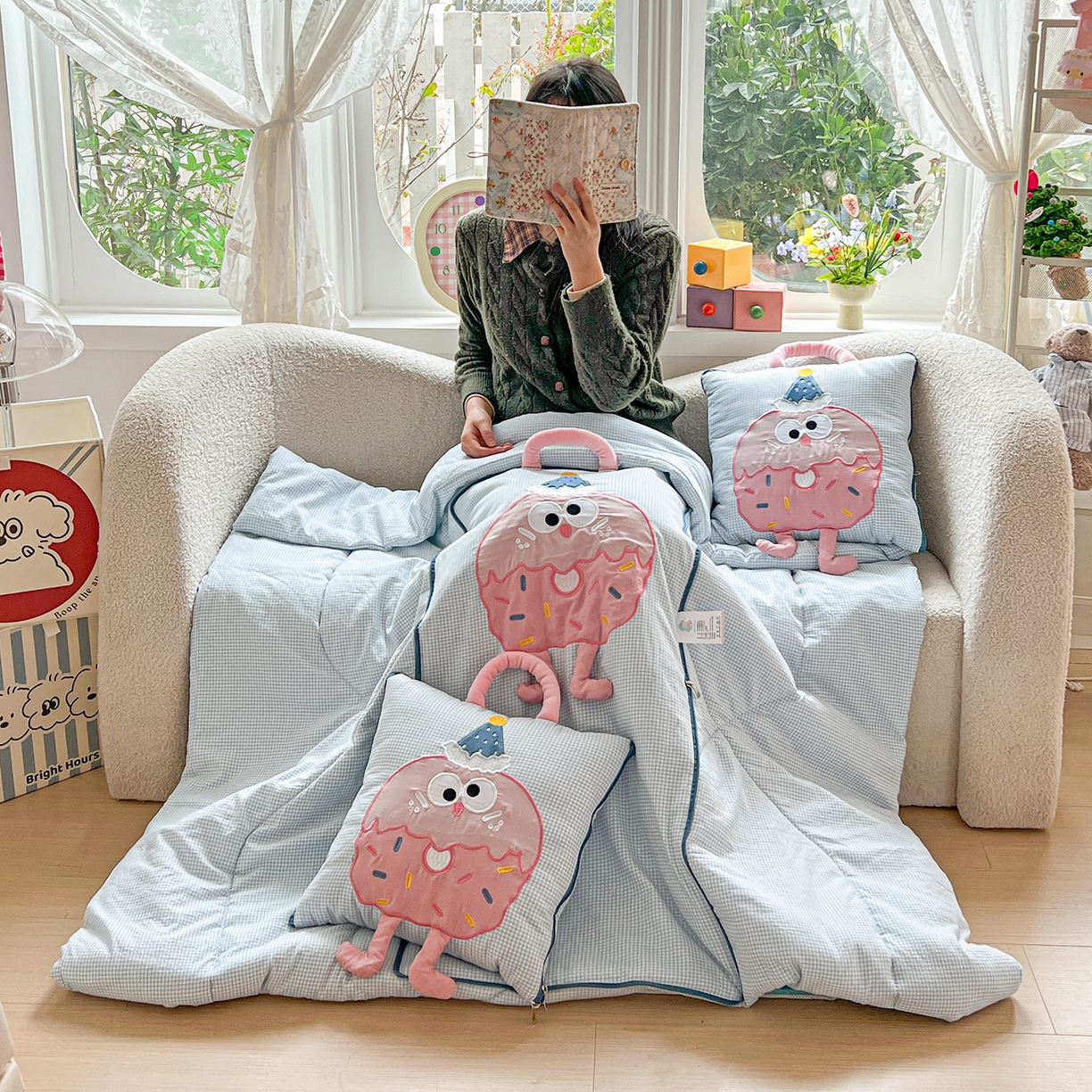 91家纺网 家纺一手货源 找家纺 古本家居 2026新款四季款水洗曲奇抱枕被 四季水洗曲奇蓝格