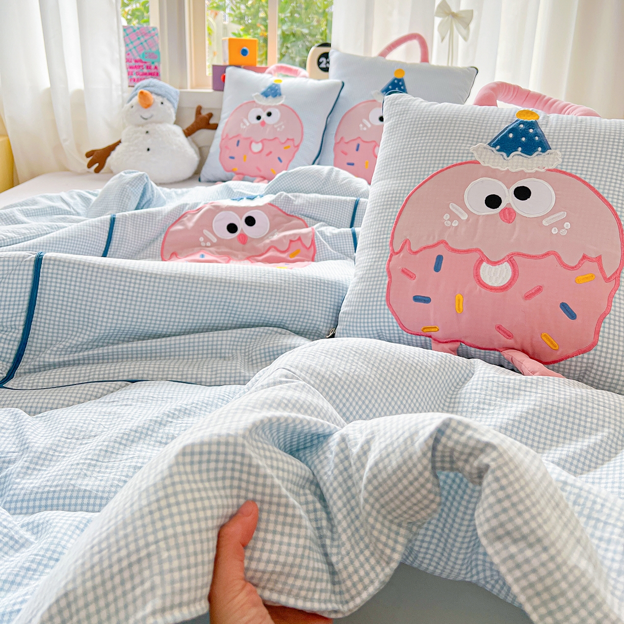 91家纺网 家纺一手货源 找家纺 古本家居 2026新款四季款水洗曲奇抱枕被 四季水洗曲奇蓝格