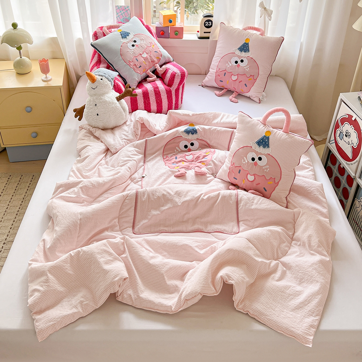 91家纺网 家纺一手货源 找家纺 古本家居 2026新款四季款水洗曲奇抱枕被 四季水洗曲奇粉格