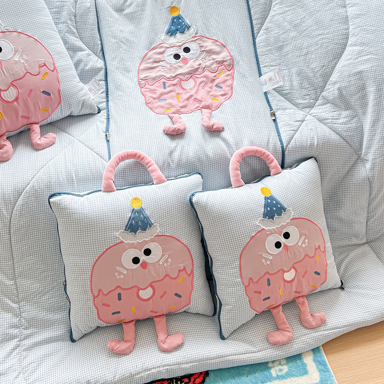 91家纺网 家纺一手货源 找家纺 古本家居 2026新款四季款水洗曲奇抱枕被 四季水洗曲奇蓝格