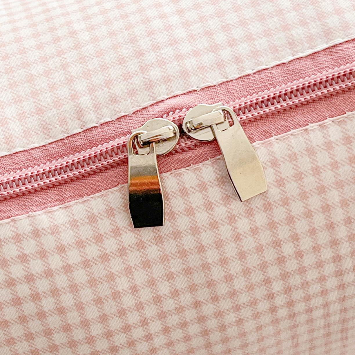 91家纺网 家纺一手货源 找家纺 古本家居 2026新款四季款水洗曲奇抱枕被 四季水洗曲奇粉格