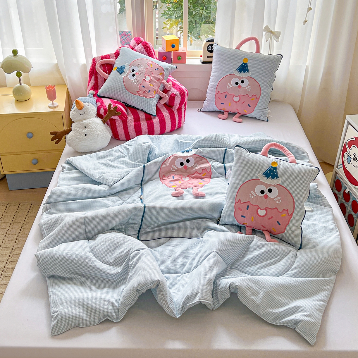 91家纺网 家纺一手货源 找家纺 古本家居 2026新款四季款水洗曲奇抱枕被 四季水洗曲奇蓝格