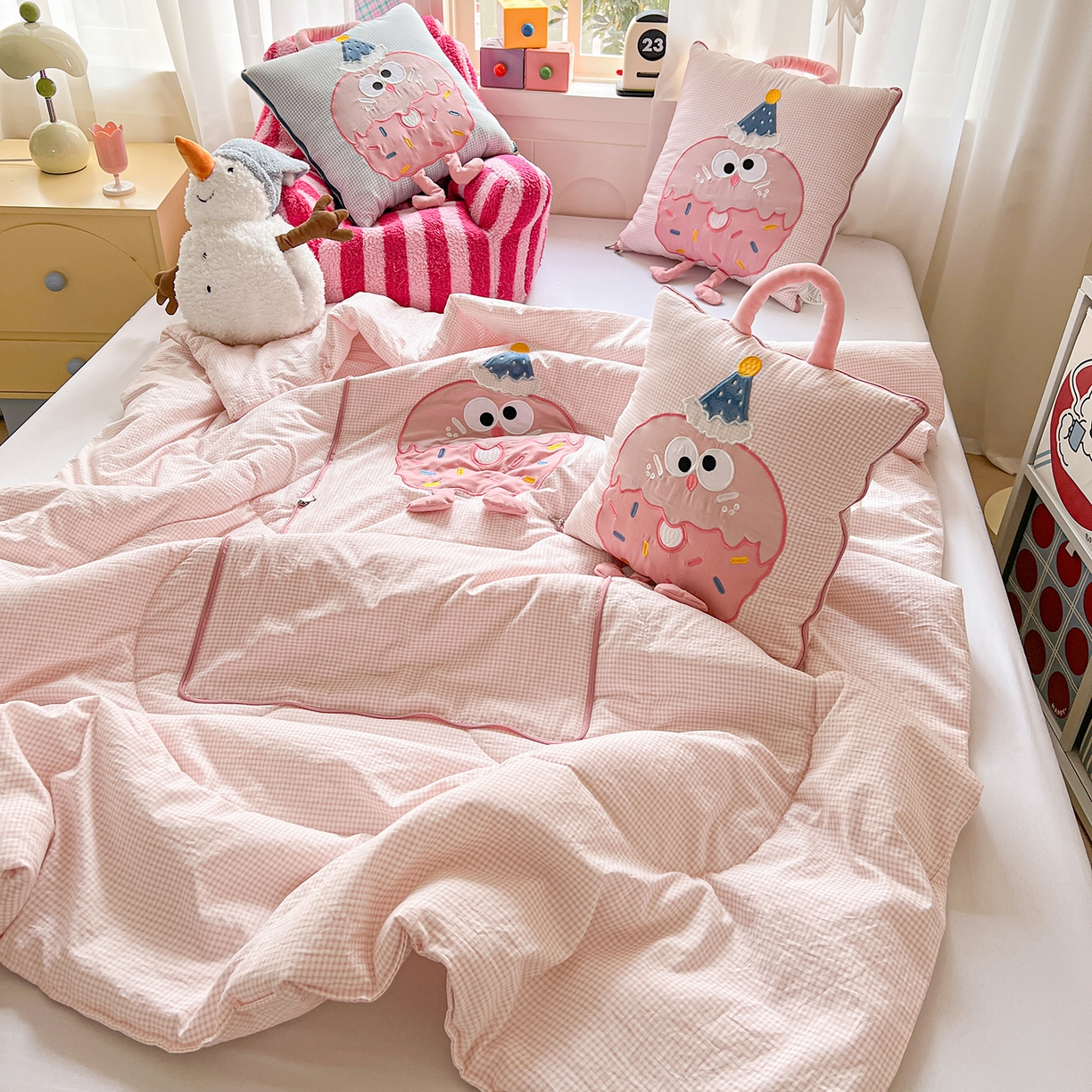 91家纺网 家纺一手货源 找家纺 古本家居 2026新款四季款水洗曲奇抱枕被 四季水洗曲奇粉格