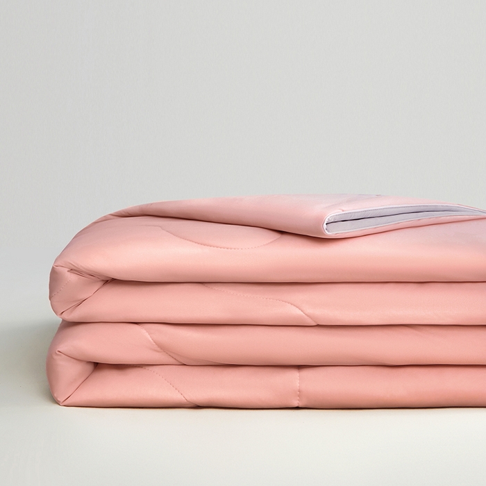 91家纺网 家纺一手货源 找家纺 沐晴家纺 2026新款A类氨纶凉感丝双拼纯色空调被大豆夏被 樱花粉灰