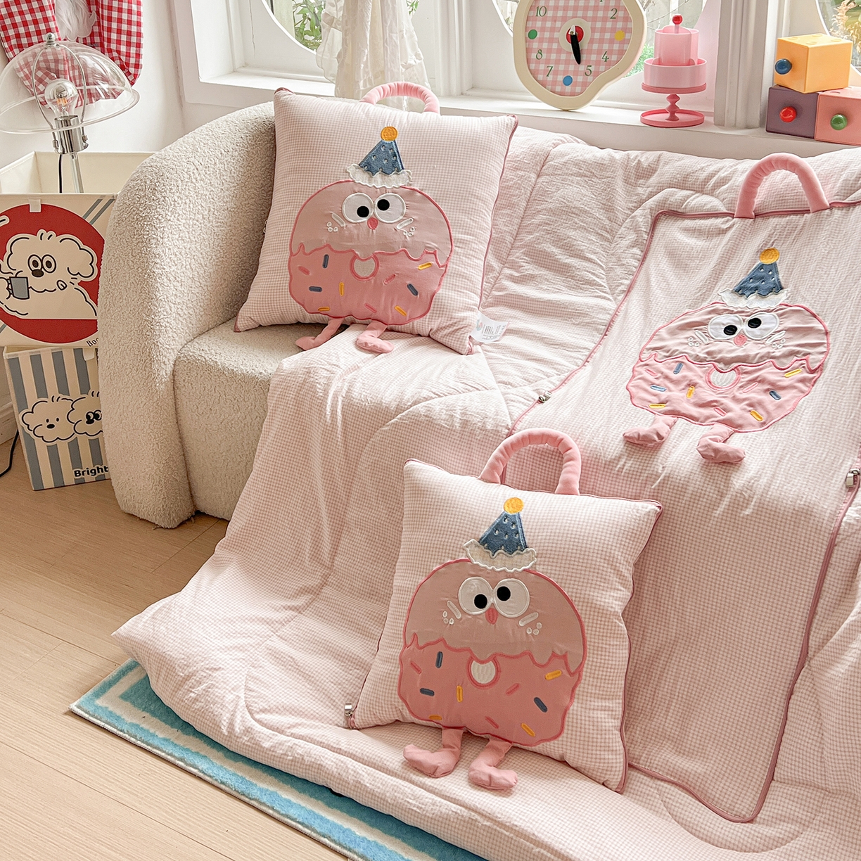 91家纺网 家纺一手货源 找家纺 古本家居 2026新款四季款水洗曲奇抱枕被 四季水洗曲奇粉格