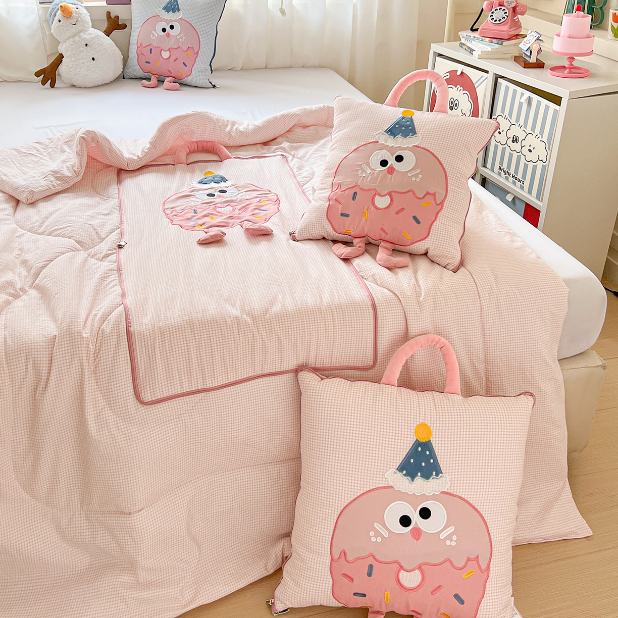 91家纺网 家纺一手货源 找家纺 古本家居 2026新款四季款水洗曲奇抱枕被 四季水洗曲奇粉格