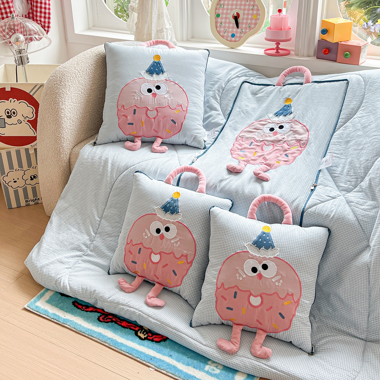 91家纺网 家纺一手货源 找家纺 古本家居 2026新款四季款水洗曲奇抱枕被 四季水洗曲奇蓝格