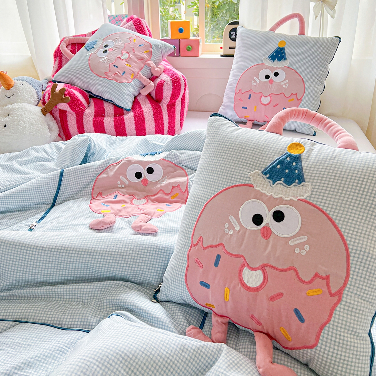 91家纺网 家纺一手货源 找家纺 古本家居 2026新款四季款水洗曲奇抱枕被 四季水洗曲奇蓝格