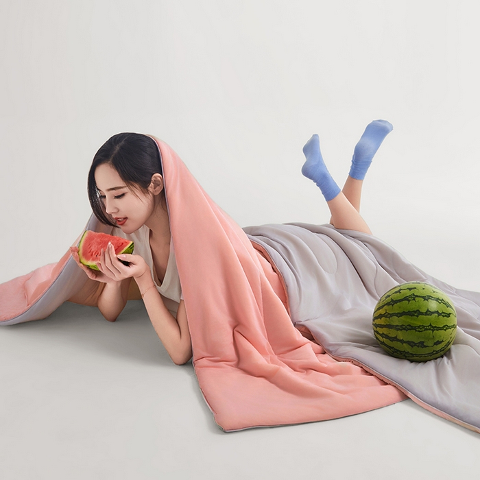 91家纺网 家纺一手货源 找家纺 沐晴家纺 2026新款A类氨纶凉感丝双拼纯色空调被大豆夏被 樱花粉灰