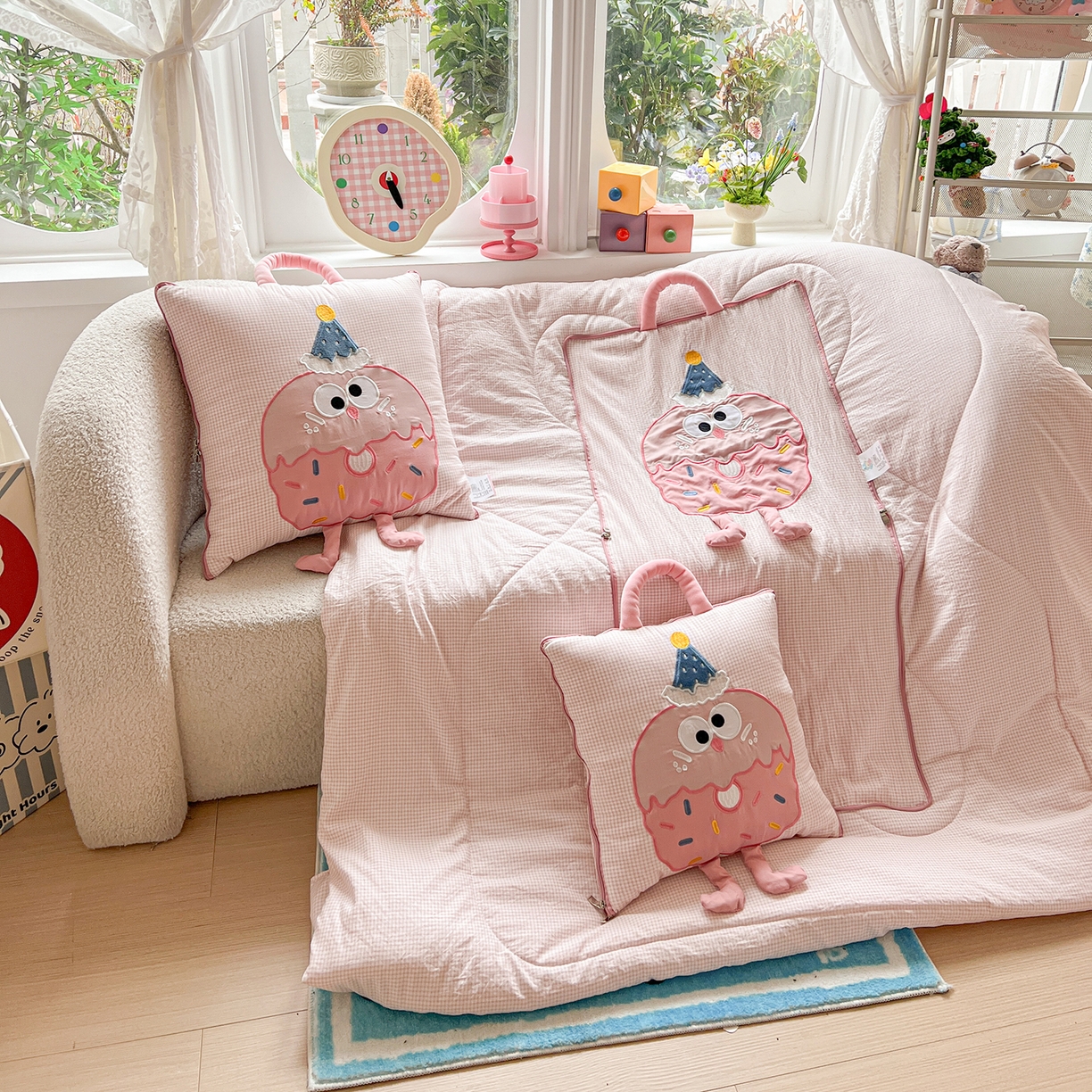 91家纺网 家纺一手货源 找家纺 古本家居 2026新款四季款水洗曲奇抱枕被 四季水洗曲奇粉格