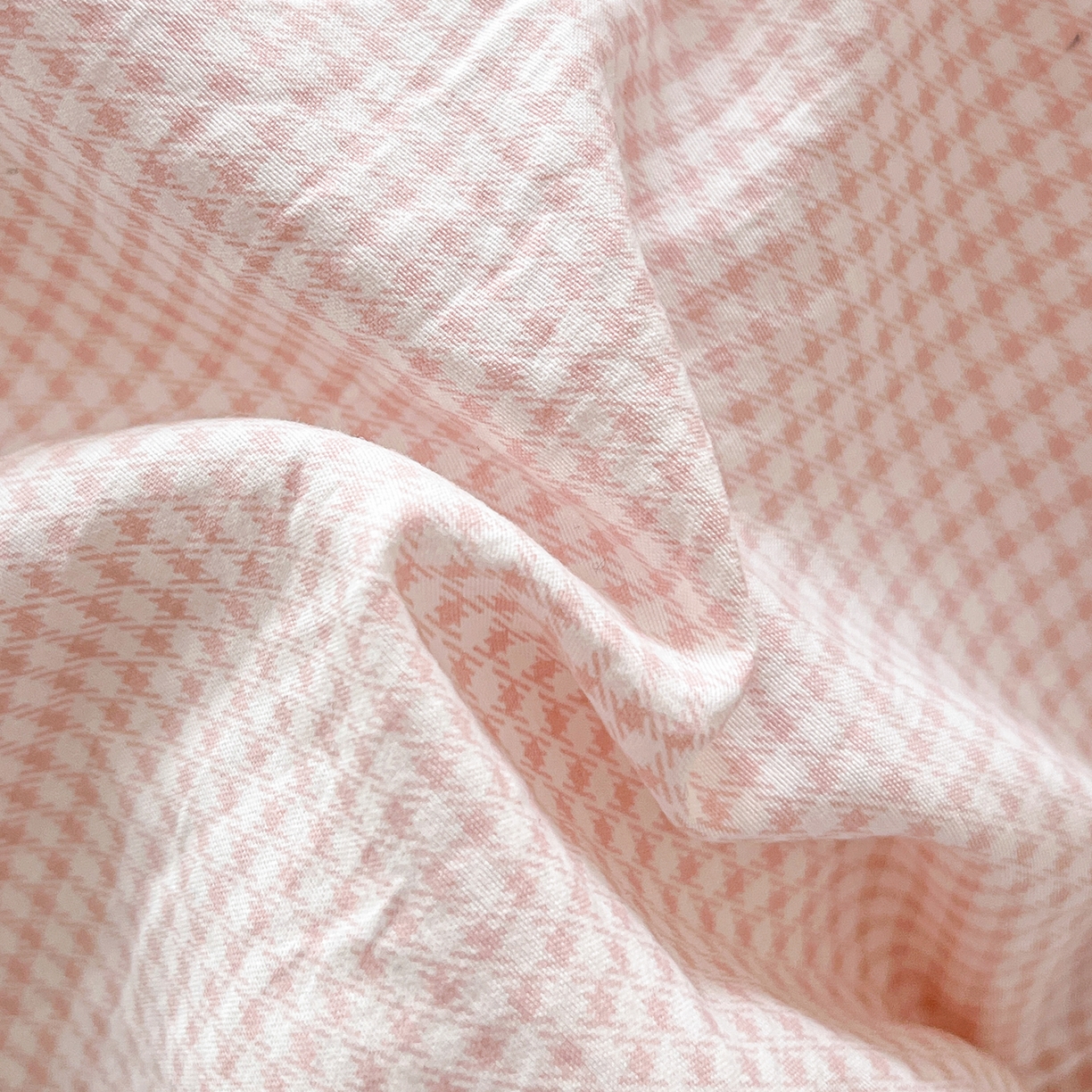 91家纺网 家纺一手货源 找家纺 古本家居 2026新款四季款水洗曲奇抱枕被 四季水洗曲奇粉格