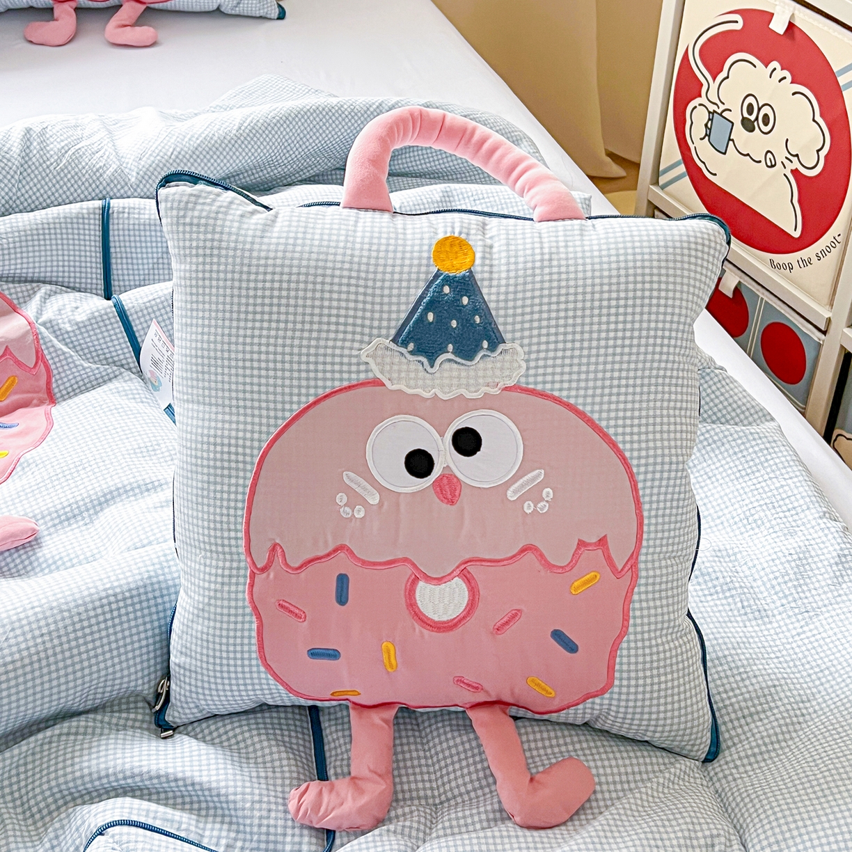 91家纺网 家纺一手货源 找家纺 古本家居 2026新款四季款水洗曲奇抱枕被 四季水洗曲奇蓝格