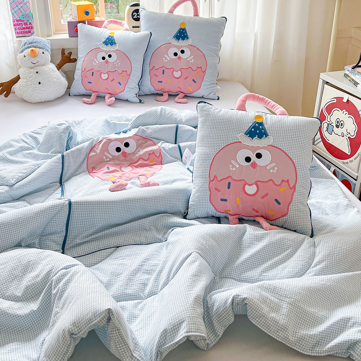 91家纺网 家纺一手货源 找家纺 古本家居 2026新款四季款水洗曲奇抱枕被 四季水洗曲奇蓝格